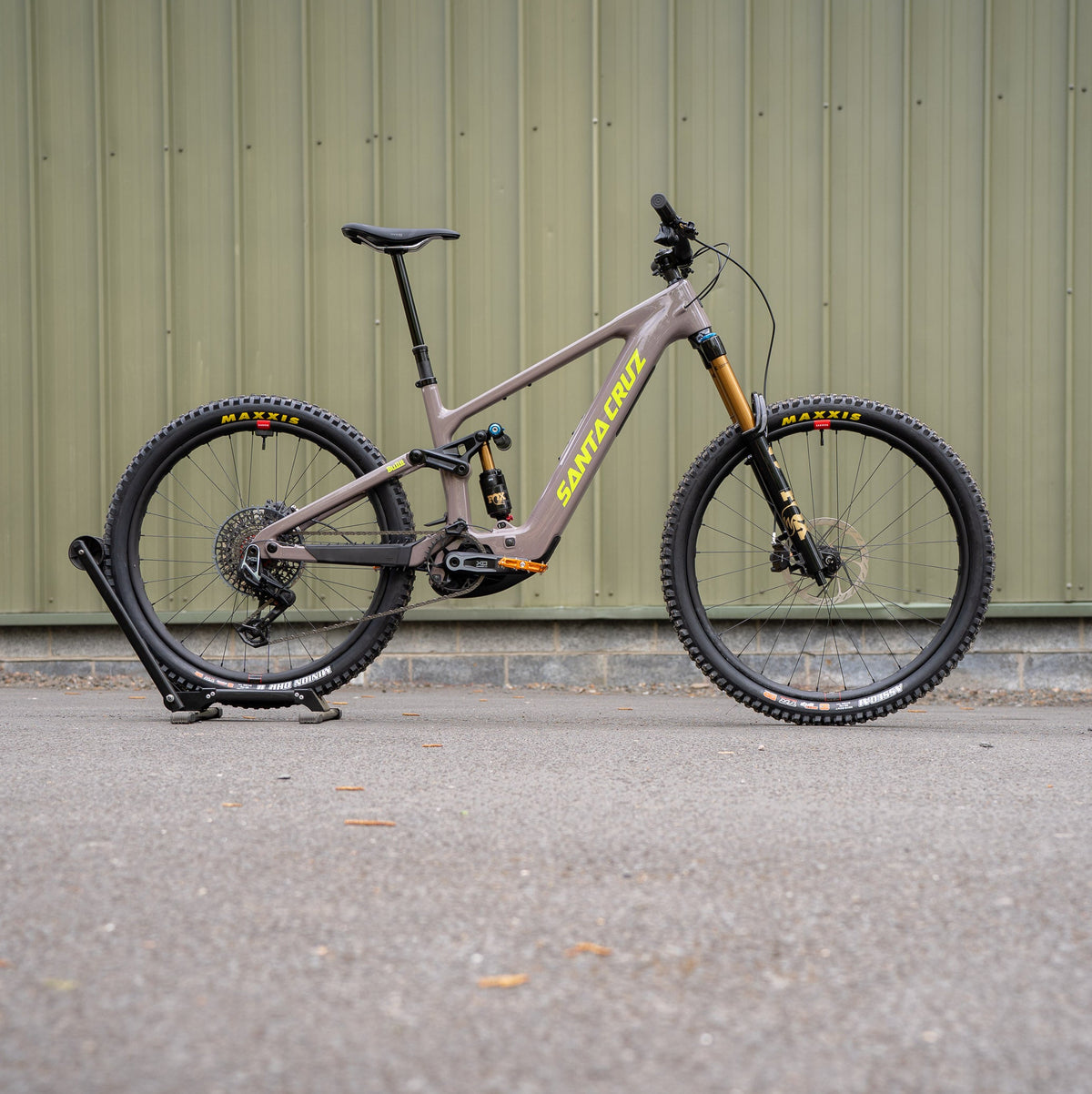 Santa Cruz Bullit 2027 in Gloss Purple and the CC XO Build kit