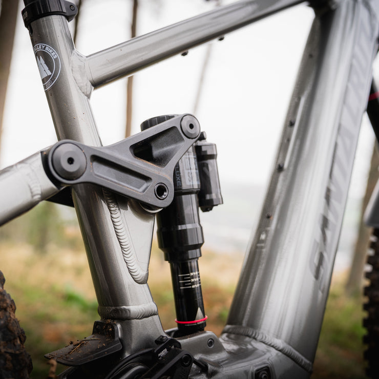 Santa Cruz Vala AL in Gloss Stormbringer grey